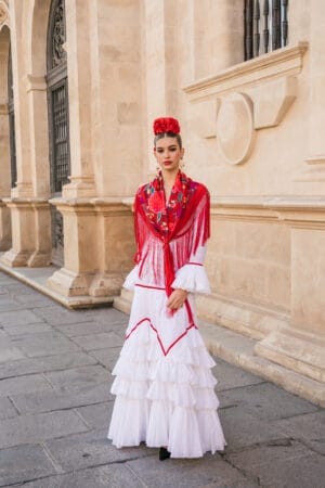 Traje flamenco rociero blanco modelo Mercedes Colección Errepé