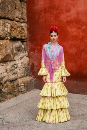 Traje de gitana color amarillo lunar malva modelo Isabella de Errepé de Rocío Peralta