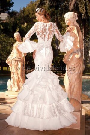 vestido de novia flamenco con volantes en cola y manga