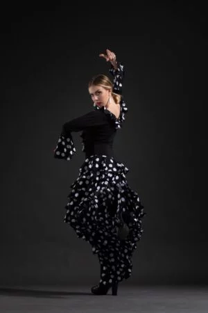 Top para baile flamenco modelo Lola negra de lunares de Davedans