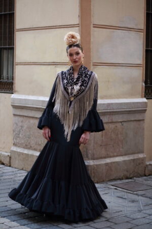 Vestido de sevillanas modelo Paula color negro.