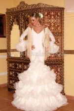 Vestido de flamenca color blanco modelo Brillante de Guadalupe Moda Flamenca