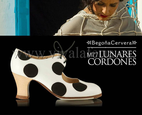 Zapato flamenco lunares con cordones Begoña Cervera Viva la Feria