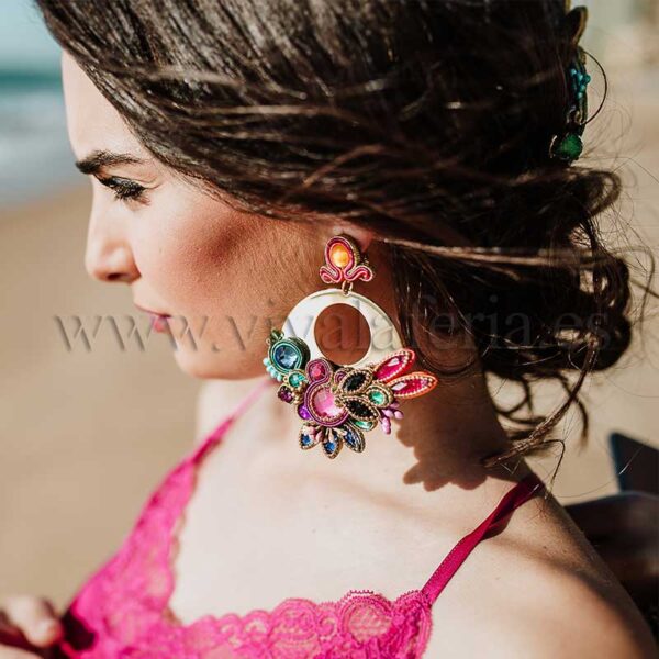 Pendientes flamencos  con forma de aro y con piedras