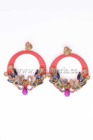 Brincos de joalheria flamenca com argolas de coral e pedras malva