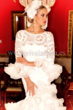 Vestido de flamenca color blanco de Guadalupe Moda Flamenca