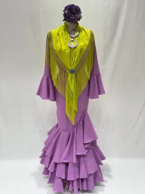 Vestido de flamenca confeccionado en tejido de strech color malva.