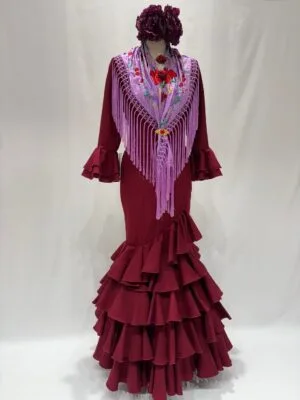 Vestido de flamenca confeccionado en tejido strech color burdeos