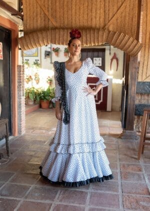 Traje de gitana modelo Marisma color blanco lunares negros