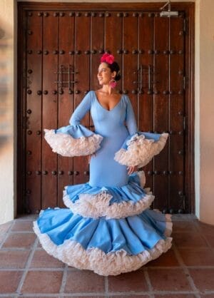 Traje de flamenca modelo Salitre color azul claro